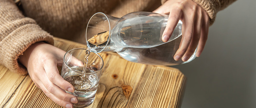 Πώς να πίνετε σωστά νερό για να φροντίζετε την υγεία σας – Τα 5 λάθη που κάνουμε και χάνουμε όλα τα οφέλη του