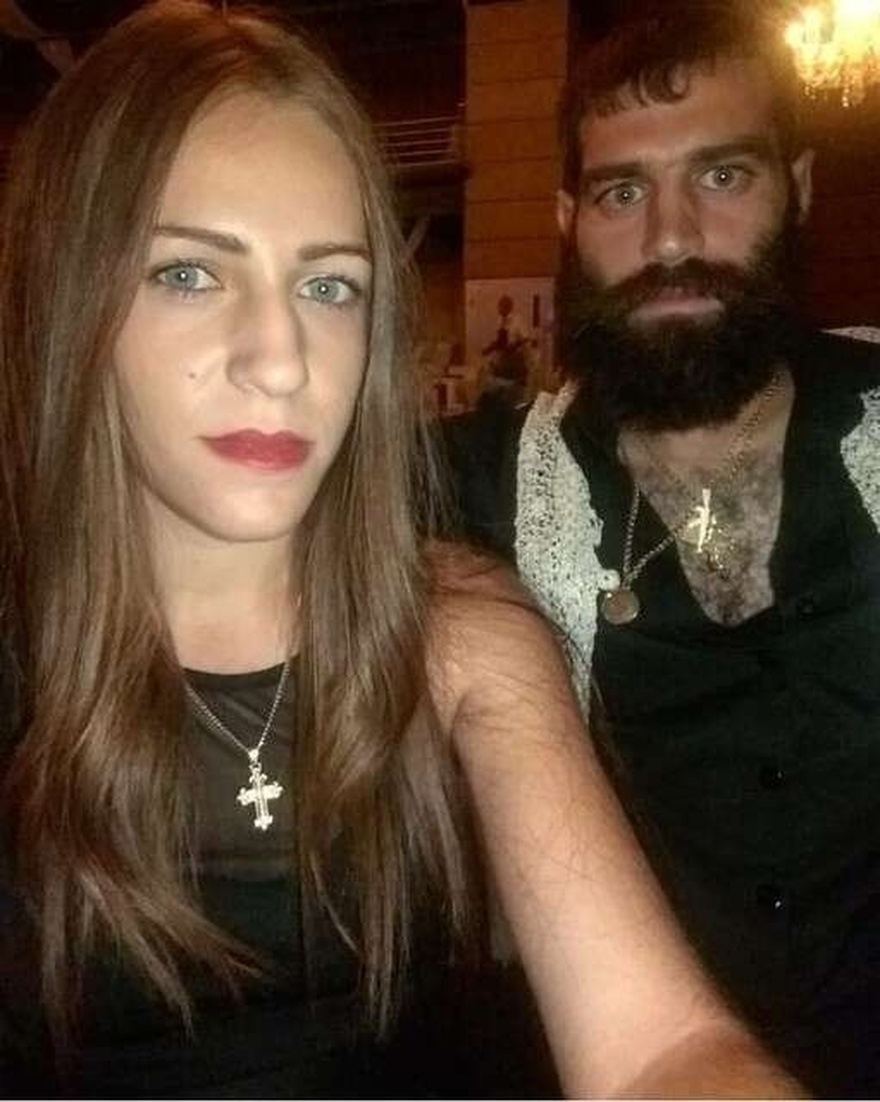 Άλλος άνθρωπος ο Κρητικός αγρότης που έκανε τις γυναίκες να παραμιλούν το 2015. Είναι πλέον παντρεμένος με παιδί