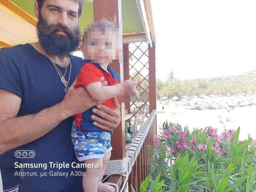 Άλλος άνθρωπος ο Κρητικός αγρότης που έκανε τις γυναίκες να παραμιλούν το 2015. Είναι πλέον παντρεμένος με παιδί