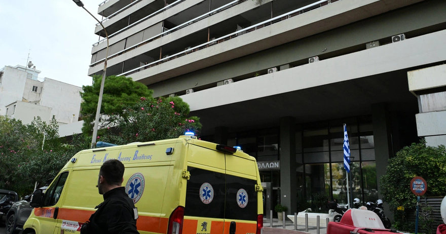 Περίμενε το δεύτερο παιδί του ο 44χρονος που έπεσε από τον Πύργο Απόλλων – Άγνωστο τι τον οδήγησε στην πράξη του