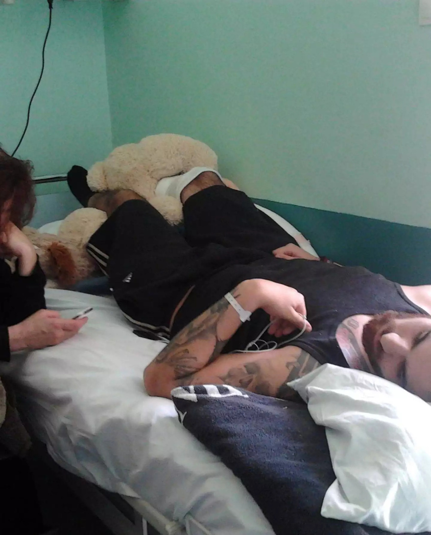 Ετεοκλής Παύλου: Συγκλονίζει με την ανάρτησή του για τη μητέρα του – Φωτογραφίες από την περίοδο που ήταν στο νοσοκομείο