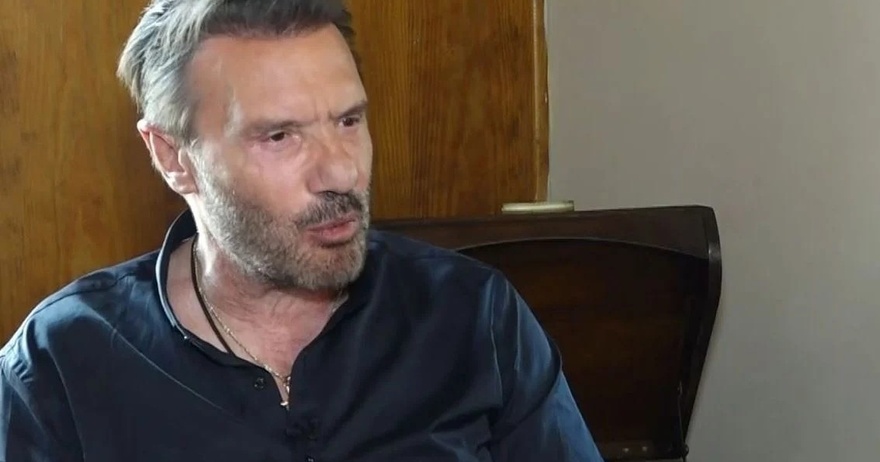 Θρήνος για τον Στράτο Τζώρτζογλου – Τον τσάκισε ο θάνατος της: «Το ρολόι ξαφνικά σταμάτησε όταν πέθανε, έσκασε μια βόμβα μέσα μου»