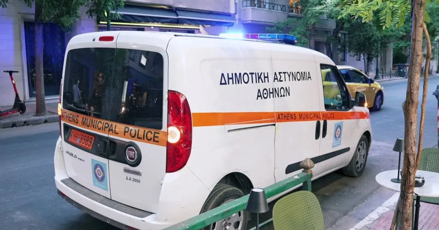 Επιχείρηση «σκούπα» για παράνομα τραπεζοκαθίσματα και παραβάσεις στάθμευσης στο Κολωνάκι