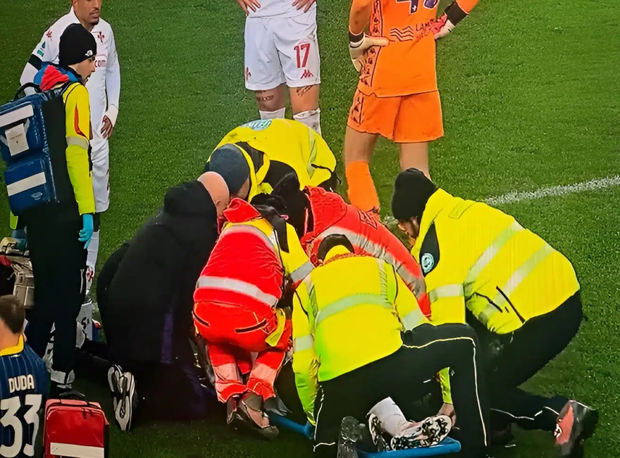 Τραγικές ώρες τώρα στο ποδόσφαιρο: Κατέρρευσε μέσα στο γήπεδο ο αγαπημένος ποδοσφαιριστής – Σοκαρισμένοι συμπαίκτες, αντίπαλοι και οι χιλιάδες θεατές