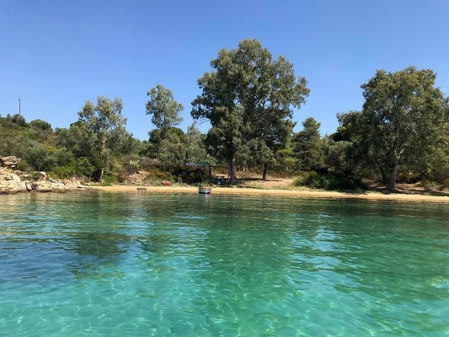 Το άγνωστο εξωτικό ελληνικό νησί που έχει ζεστά νερά όλο το χρόνο και καθόλου κύμα