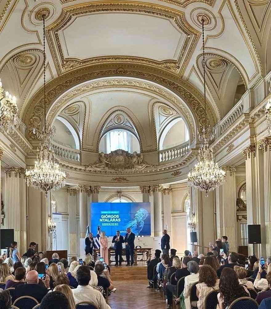 Σημαντική διάκριση για τον Γιώργο Νταλάρα