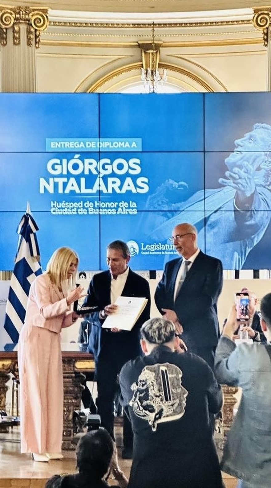 Σημαντική διάκριση για τον Γιώργο Νταλάρα