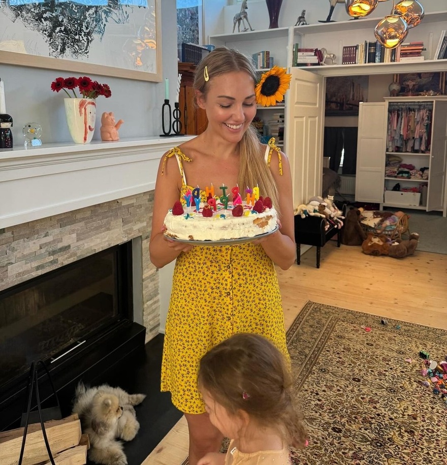 Είναι μαμά 2 κοριτσιών, της μοιάζουν απίστευτα: Έτσι είναι σήμερα η Χουρέμ, αγνώριστη αλλά παραμένει εντυπωσιακή μετά από 13 χρόνια