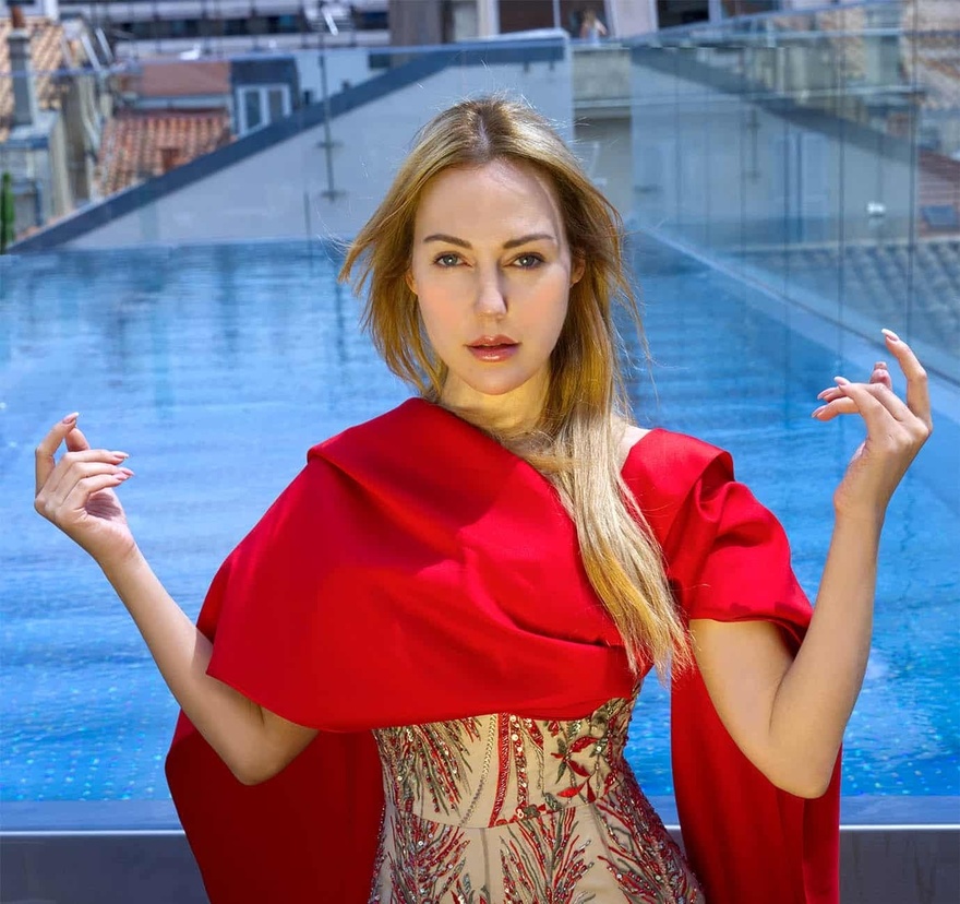 Είναι μαμά 2 κοριτσιών, της μοιάζουν απίστευτα: Έτσι είναι σήμερα η Χουρέμ, αγνώριστη αλλά παραμένει εντυπωσιακή μετά από 13 χρόνια