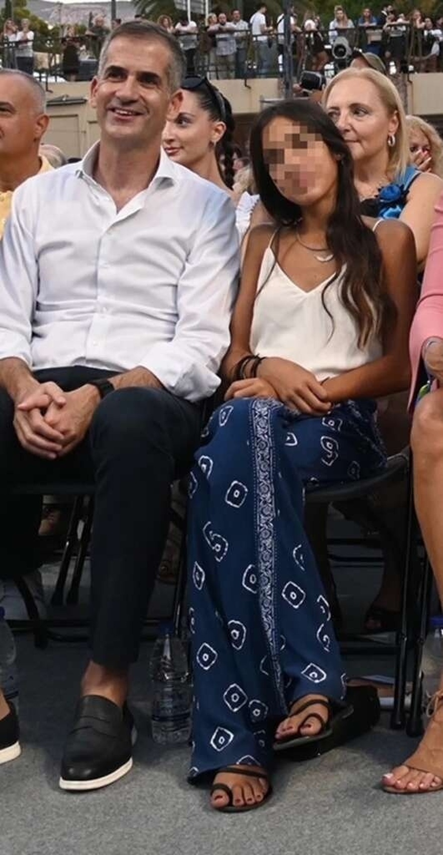 Μελαχρινή, ίδια ο μπαμπάς της: Η κόρη του Κώστα Μπακογιάννη μεγάλωσε και είναι μια κούκλα