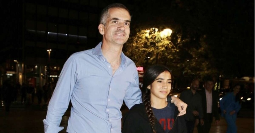 Μελαχρινή, ίδια ο μπαμπάς της: Η κόρη του Κώστα Μπακογιάννη μεγάλωσε και είναι μια κούκλα