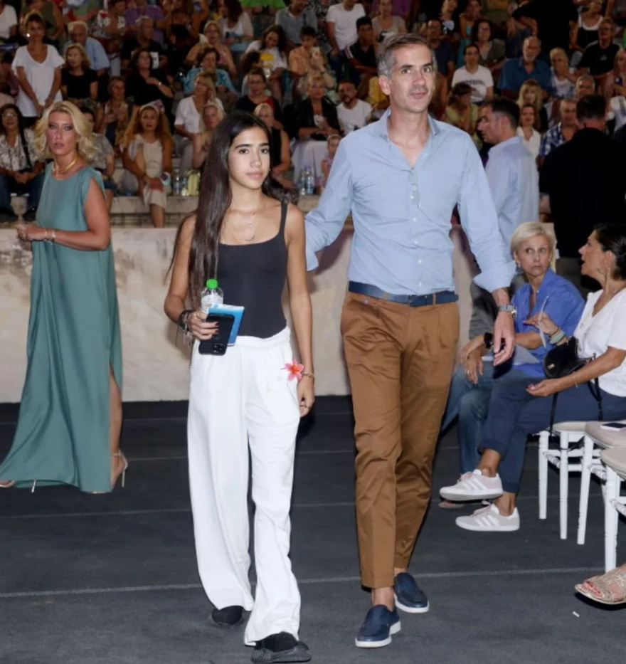 Μελαχρινή, ίδια ο μπαμπάς της: Η κόρη του Κώστα Μπακογιάννη μεγάλωσε και είναι μια κούκλα