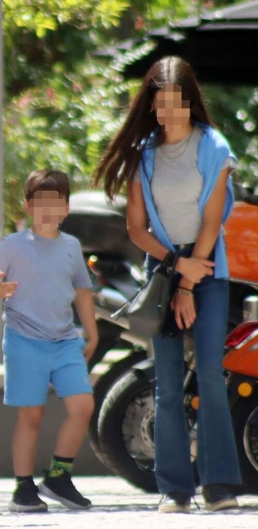 Μελαχρινή, ίδια ο μπαμπάς της: Η κόρη του Κώστα Μπακογιάννη μεγάλωσε και είναι μια κούκλα