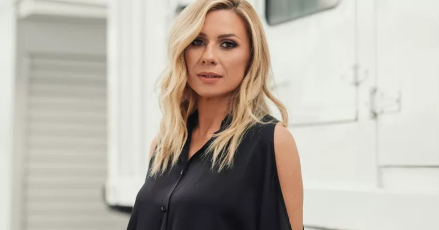 Με φαρδιά μαύρα ρούχα και ξυρισμένα μαλλιά…: Αγνώριστη η κόρη της Κατερίνας Καραβάτου, Αέλια, δεν θυμίζει σε τίποτα το κοριτσάκι που ξέρατε