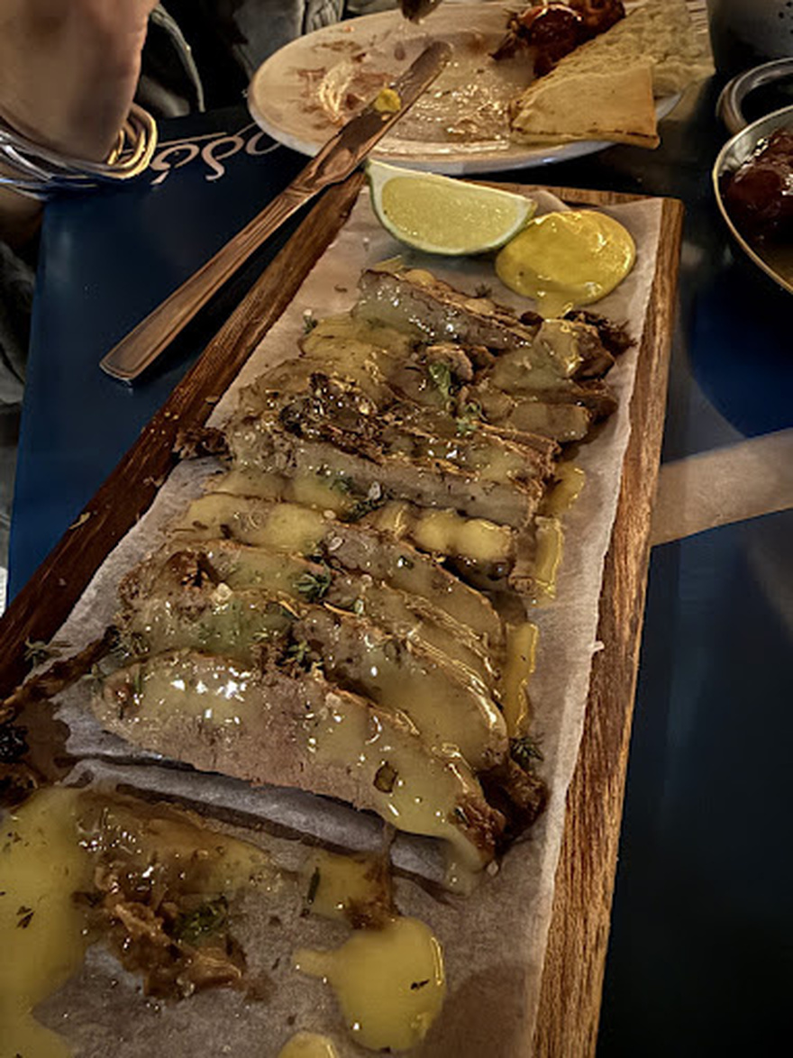 Μπαρδόν: Το νέο μεζεδοπωλείο στο Παγκράτι