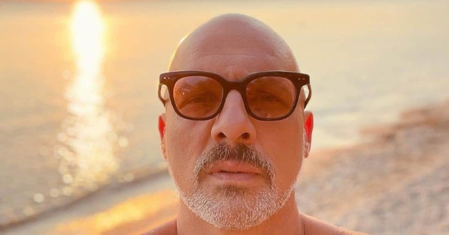 Σούσουρο στη showbiz με τον Νίκο Μουτσινά: Στην φόρα η σχέση του με πασίγνωστο Έλληνα τραγουδιστή
