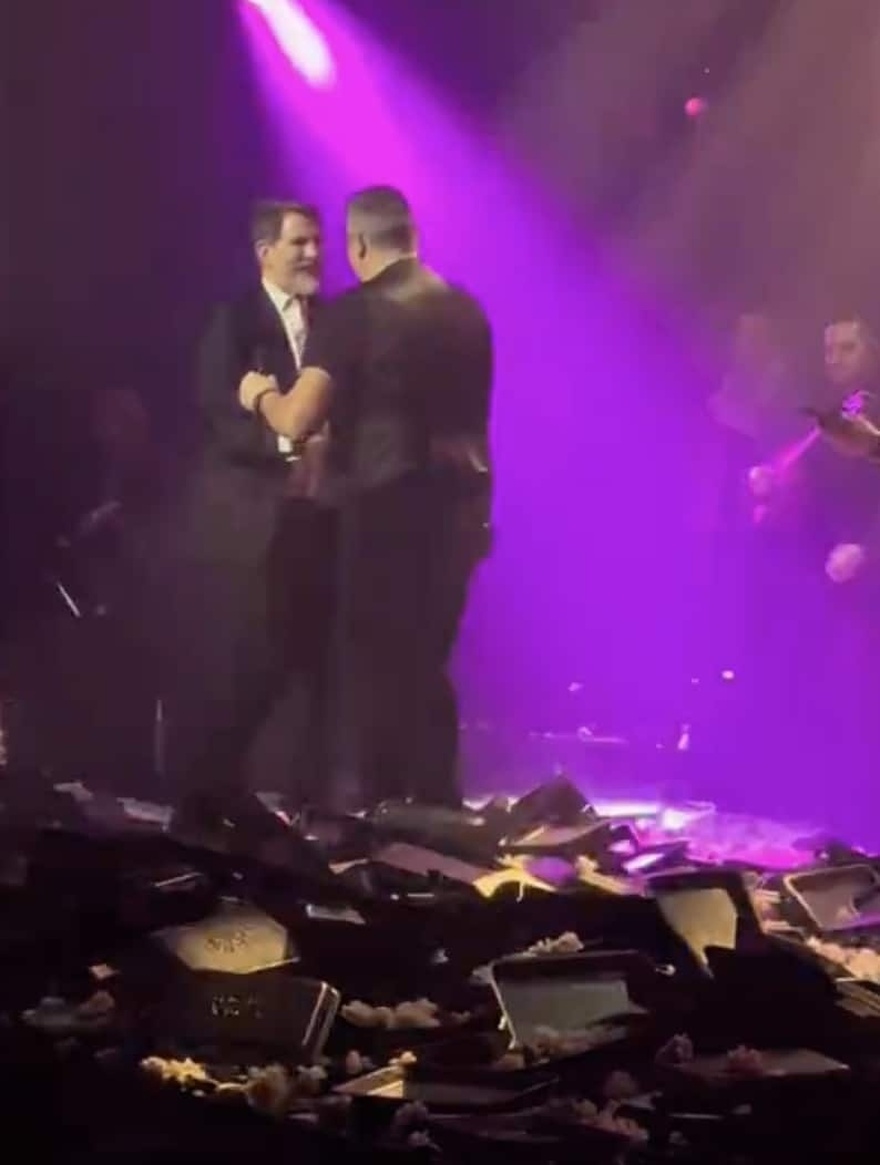 Παύλος Ντε Γκρες: Χόρεψε ζεϊμπέκικο και ο Αντώνης Ρέμος χτυπάει παλαμάκια