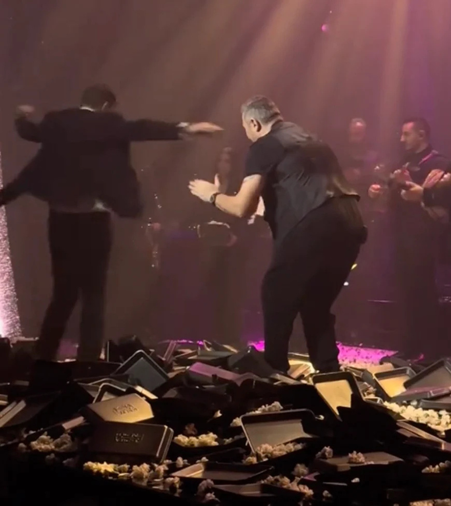 Παύλος Ντε Γκρες: Χόρεψε ζεϊμπέκικο και ο Αντώνης Ρέμος χτυπάει παλαμάκια