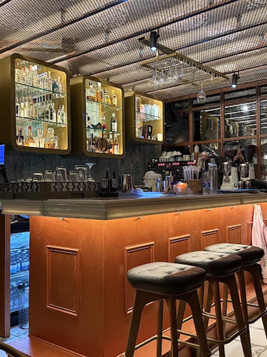 Μπαρδόν: Το νέο μεζεδοπωλείο στο Παγκράτι