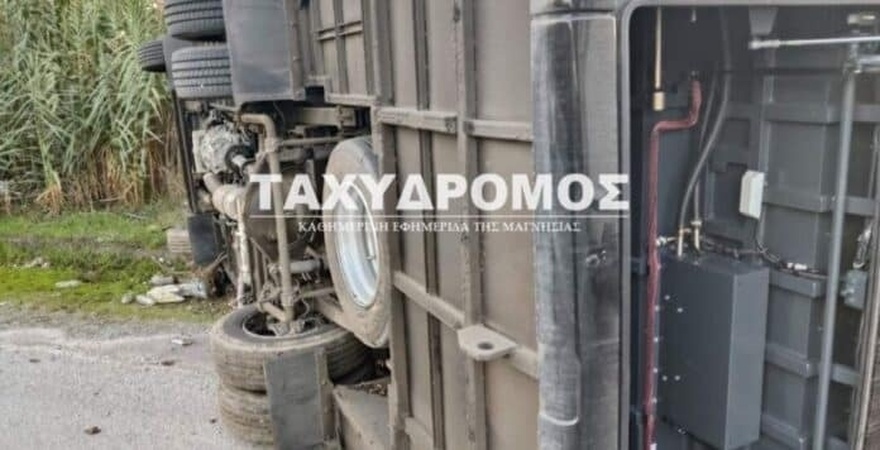 Εκτροπή λεωφορείου με 40 επιβάτες έξω από τον Ριζόμυλο του Βόλου – Στο νοσοκομείο 14 ελαφρά τραυματίες