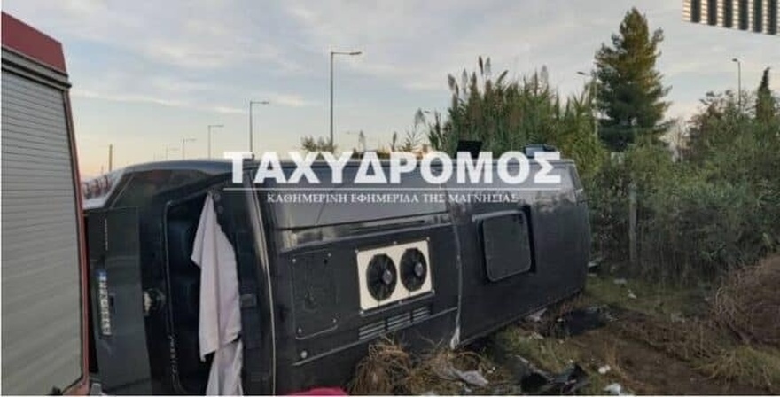 Εκτροπή λεωφορείου με 40 επιβάτες έξω από τον Ριζόμυλο του Βόλου – Στο νοσοκομείο 14 ελαφρά τραυματίες