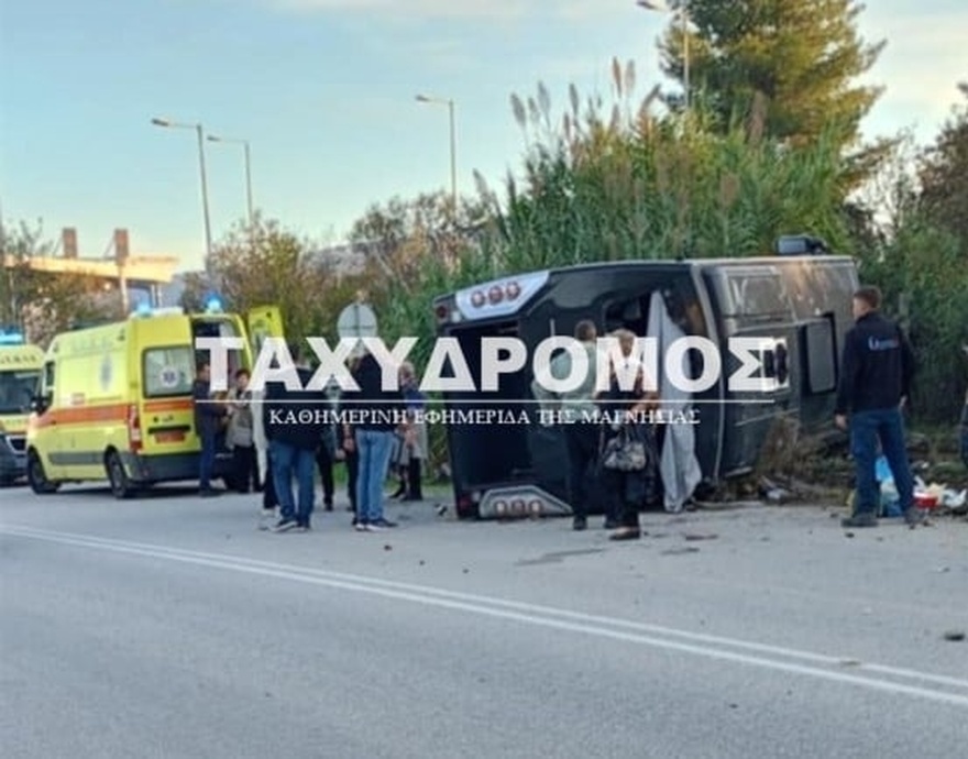 Εκτροπή λεωφορείου με 40 επιβάτες έξω από τον Ριζόμυλο του Βόλου – Στο νοσοκομείο 14 ελαφρά τραυματίες