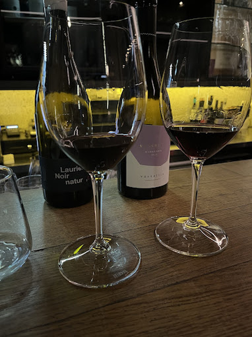 Oinoscent: Το διαχρονικό wine bar που φέρνει τον κόσμο του κρασιού πιο κοντά σου