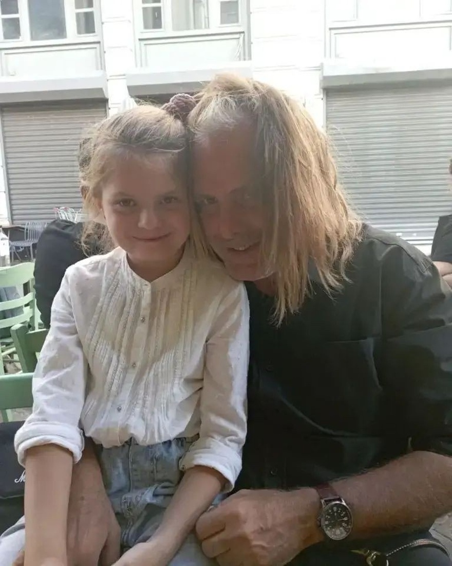 Κατάξανθη κούκλα, σαν πριγκίπισσα: Η κούκλα κόρη του Πασχάλη Τσαρούχα, η «άγνωστη» μητέρα της και ο χωρισμός