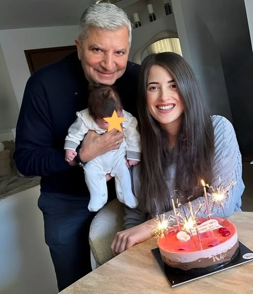 Γιώργος Πατούλης – Νάνσυ Κοιλού: Η πρώτη οικογενειακή φωτογραφία αγκαλιά με τον νεογέννητο γιο τους και οι ευχές