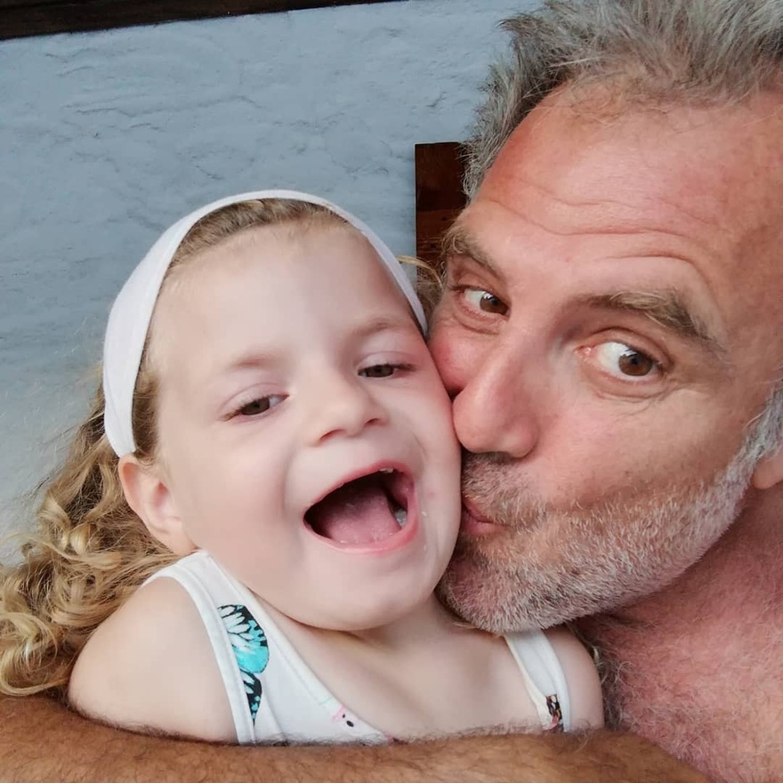 Κατάξανθη κούκλα, σαν πριγκίπισσα: Η κούκλα κόρη του Πασχάλη Τσαρούχα, η «άγνωστη» μητέρα της και ο χωρισμός