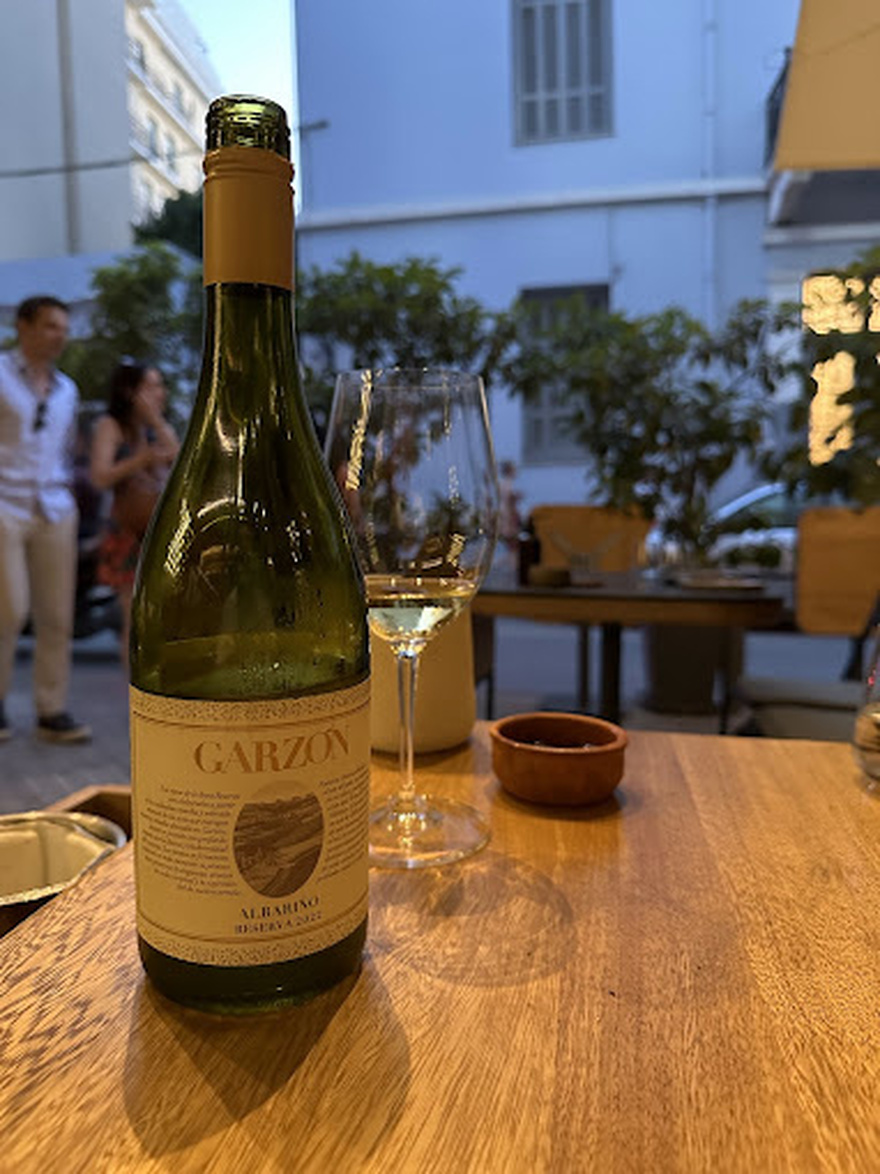 Oinoscent: Το διαχρονικό wine bar που φέρνει τον κόσμο του κρασιού πιο κοντά σου