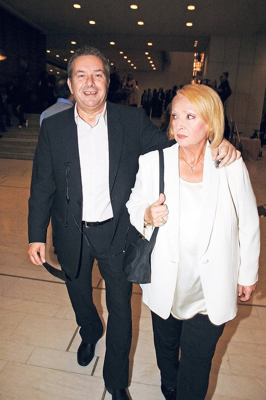 Είναι 49 χρόνια μαζί, έχουν 1 γιο & 2 εγγόνια: Η άγνωστη σύζυγος του Μανώλη Μητσιά, ζει μακριά από τα φώτα