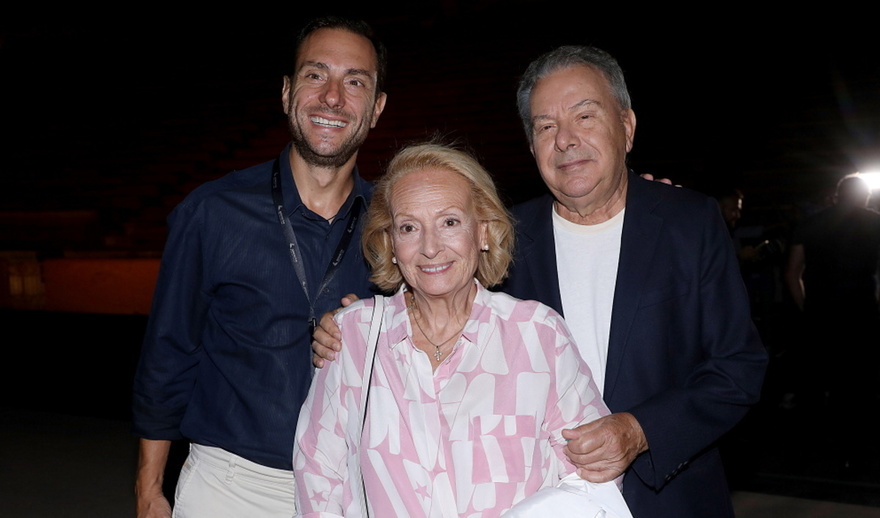 Είναι 49 χρόνια μαζί, έχουν 1 γιο & 2 εγγόνια: Η άγνωστη σύζυγος του Μανώλη Μητσιά, ζει μακριά από τα φώτα