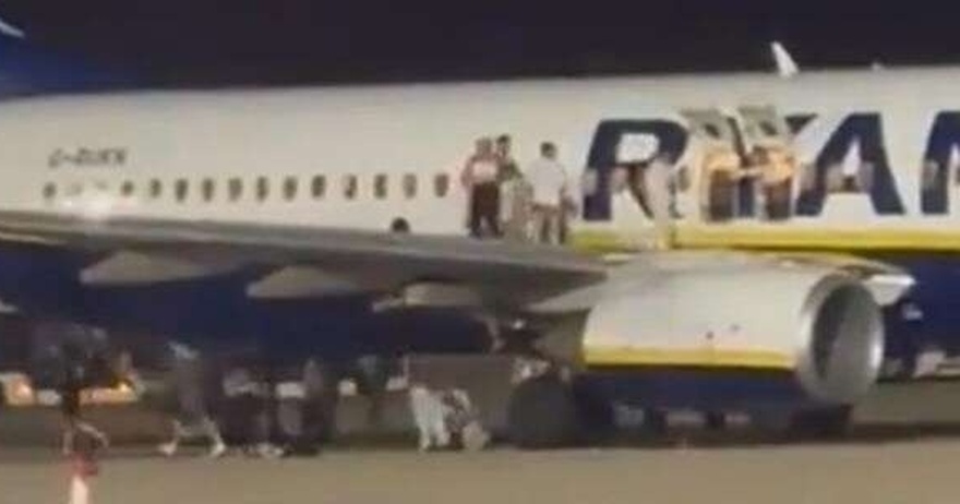 Πανικός σε πτήση της Ryanair: Σήμανε συναγερμός για φωτιά – Επιβάτες πήδηξαν από το φτερό – 18 οι τραυματίες