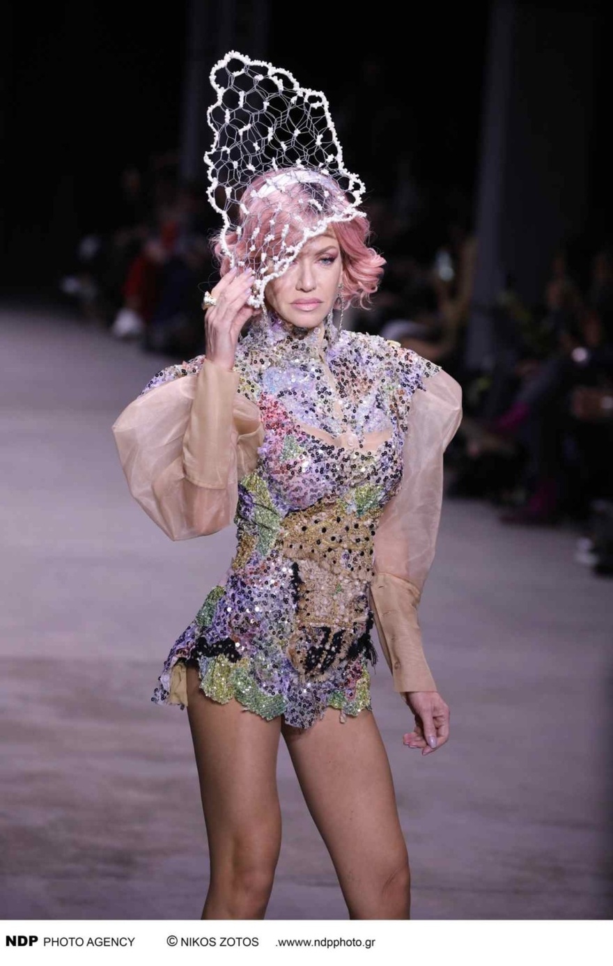 Καμάρωσε το κορίτσι του: Ο Πλεύρης στο πλευρό της Σιακαβάρα στο Athens Fashion Week – Περπάτησε στη πασαρέλα και τον ξετpέλανε