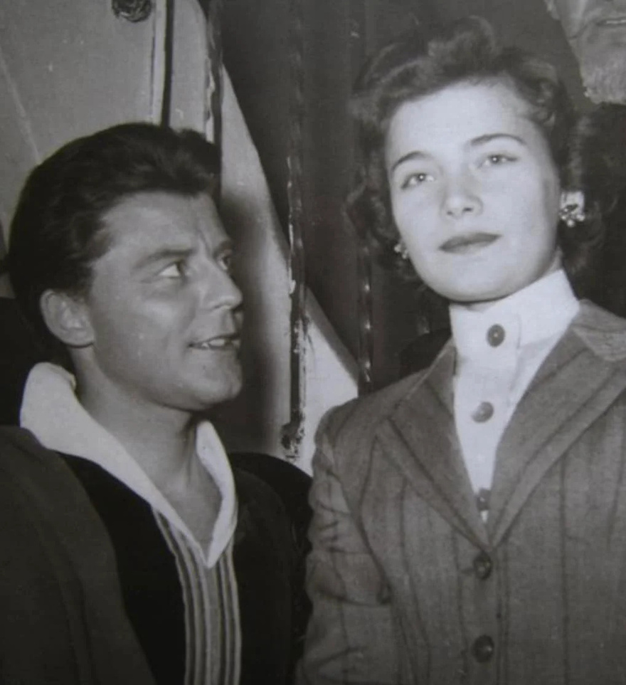 Πέθανε στα 36: Ο 1ος έpωτας της Τζένης Καρέζη για 1η φορά σε φώτο, ο άγνωστος άντρας που εpωτεύτηκε όσο κανέναν και πέθανε ξαφνıκά