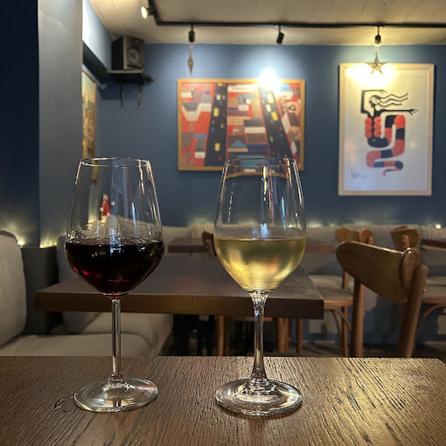 Kiki de Grèce: Το μικρό wine bar που αποθεώνει το ελληνικό κρασί