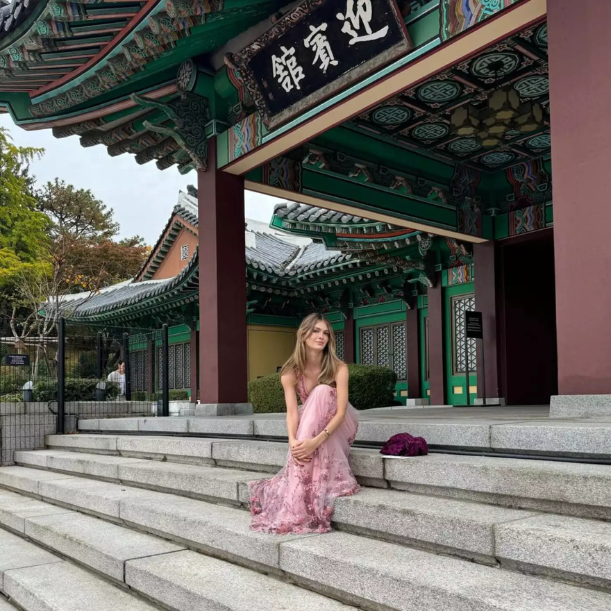 Αμαλία Κωστοπούλου: Πήγε Ιαπωνία με τον σύντροφό της, ανέβασε φώτο μαζί του και φάνηκε κάτι που… ξέχασε να βγάλει