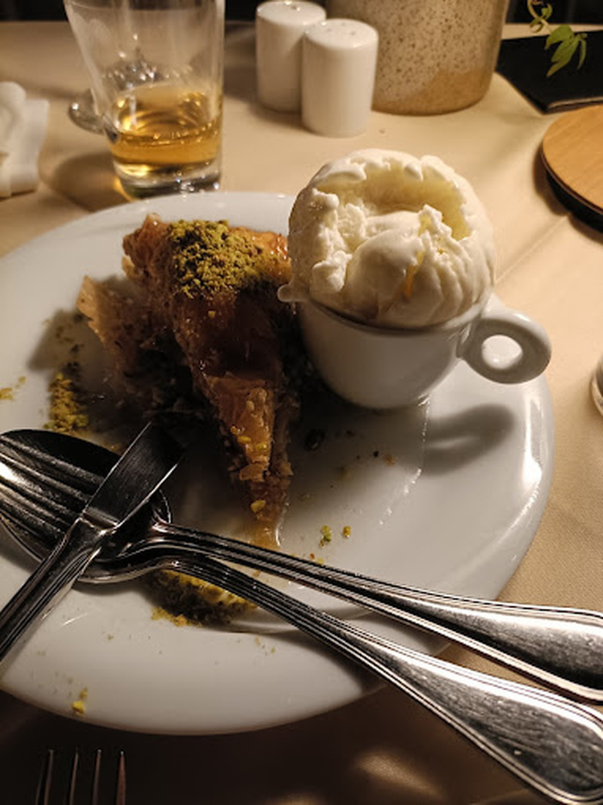 Strofi: Παραδοσιακή ελληνική ταβέρνα με θέα την Ακρόπολη