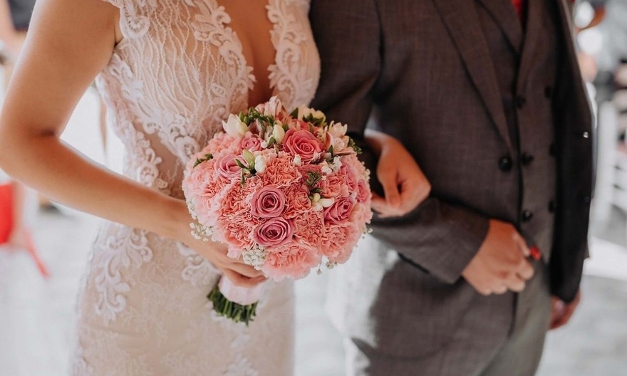 Ο κακός χαμός σε γάμο: Ο γαμπρός βούτηξε όλο το κεφάλι της νύφης μέσα στη γαμήλια τούρτα και σήκωσε θύελλα αντιδράσεων, «κάγκελο» οι καλεσμένοι