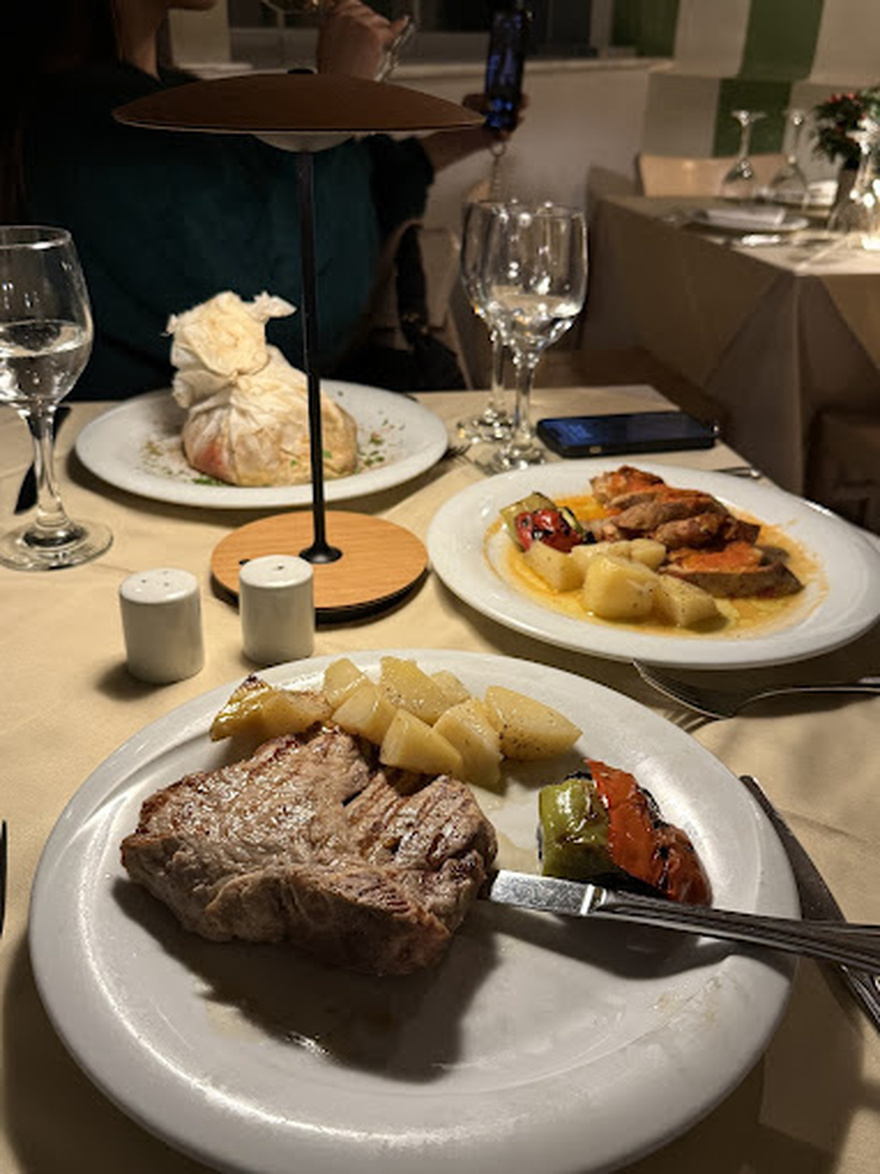 Strofi: Παραδοσιακή ελληνική ταβέρνα με θέα την Ακρόπολη