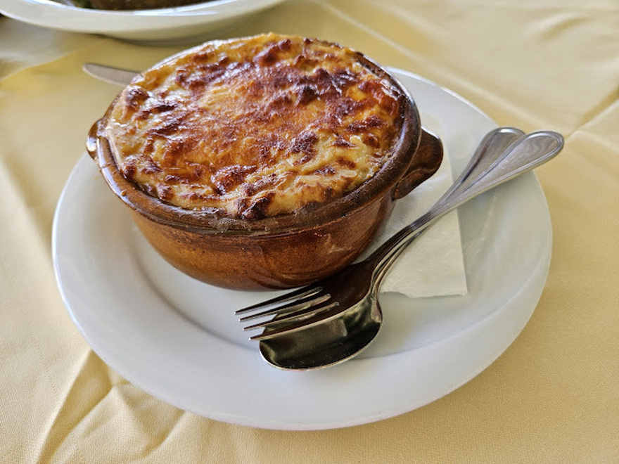 Strofi: Παραδοσιακή ελληνική ταβέρνα με θέα την Ακρόπολη