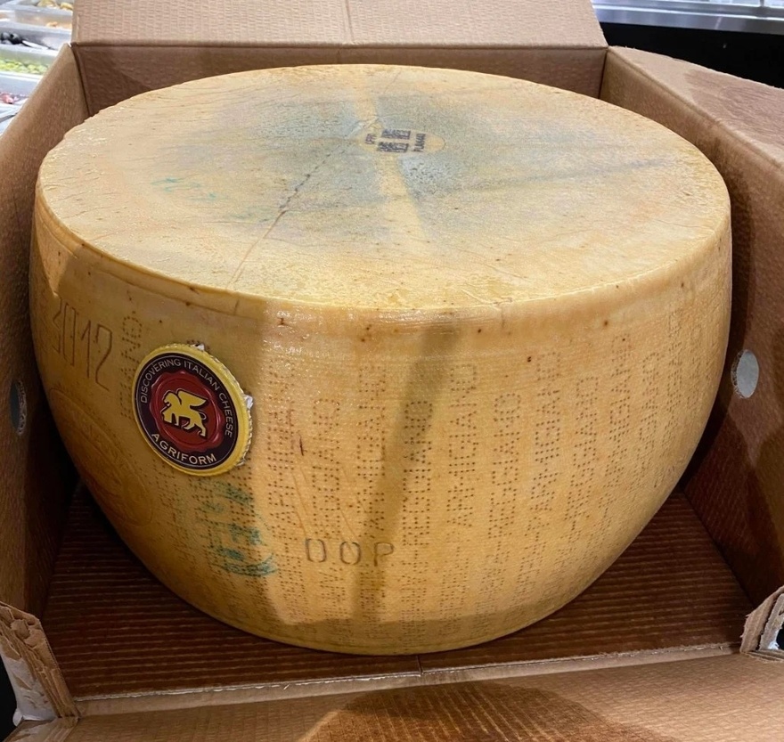 Σοκαρίστηκαν μόλις έμαθαν από τι φτιάχνεται η παρμεζάνα: Τα μυστικά συστατικά που προκάλεσαν τις αντιδράσεις σε όσους αγαπούν το τυρί