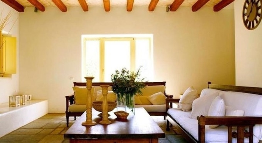 Ελληνικός παράδεισος: Διέρρευσαν για 1η φορά φώτο από το πέτρινο, minimal εσωτερικό του σπιτιού της Ελένης Μενεγάκη στα Άχλα