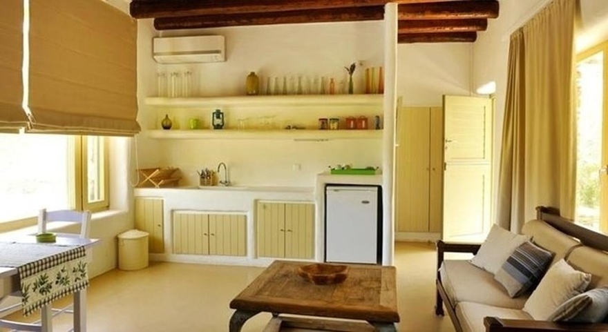 Ελληνικός παράδεισος: Διέρρευσαν για 1η φορά φώτο από το πέτρινο, minimal εσωτερικό του σπιτιού της Ελένης Μενεγάκη στα Άχλα