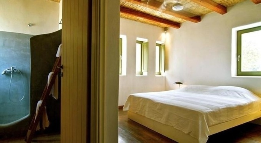 Ελληνικός παράδεισος: Διέρρευσαν για 1η φορά φώτο από το πέτρινο, minimal εσωτερικό του σπιτιού της Ελένης Μενεγάκη στα Άχλα