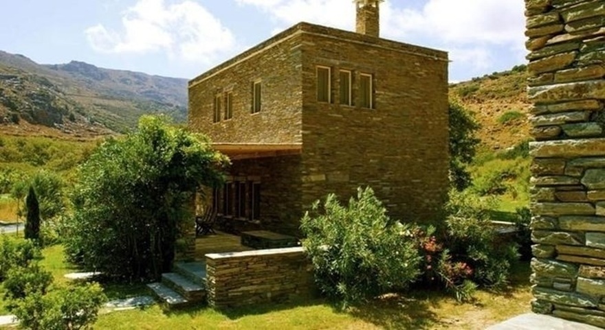 Ελληνικός παράδεισος: Διέρρευσαν για 1η φορά φώτο από το πέτρινο, minimal εσωτερικό του σπιτιού της Ελένης Μενεγάκη στα Άχλα