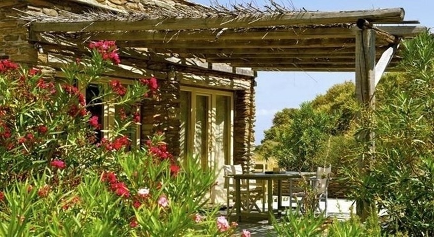 Ελληνικός παράδεισος: Διέρρευσαν για 1η φορά φώτο από το πέτρινο, minimal εσωτερικό του σπιτιού της Ελένης Μενεγάκη στα Άχλα