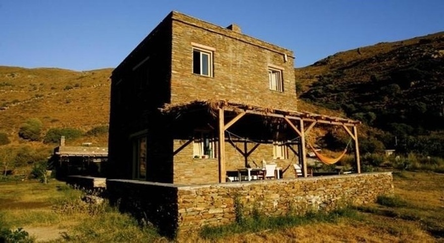 Ελληνικός παράδεισος: Διέρρευσαν για 1η φορά φώτο από το πέτρινο, minimal εσωτερικό του σπιτιού της Ελένης Μενεγάκη στα Άχλα