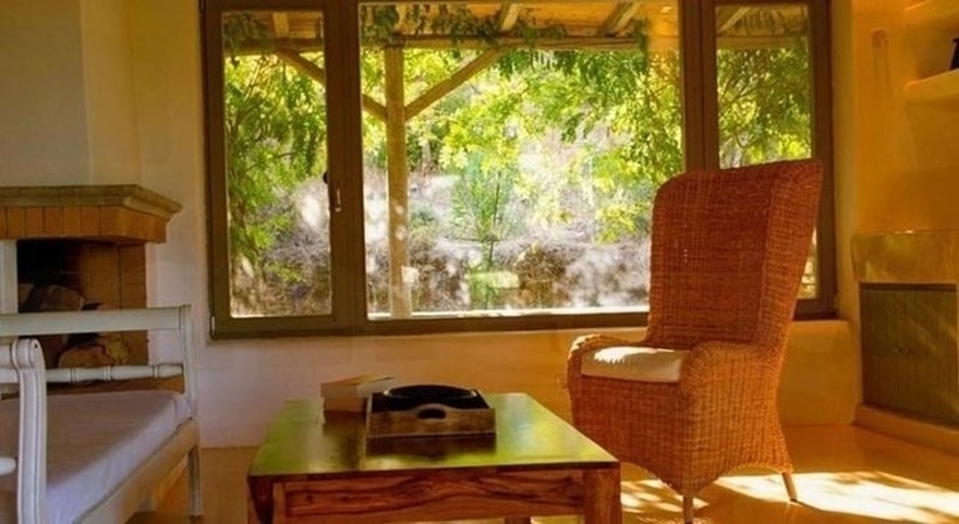 Ελληνικός παράδεισος: Διέρρευσαν για 1η φορά φώτο από το πέτρινο, minimal εσωτερικό του σπιτιού της Ελένης Μενεγάκη στα Άχλα